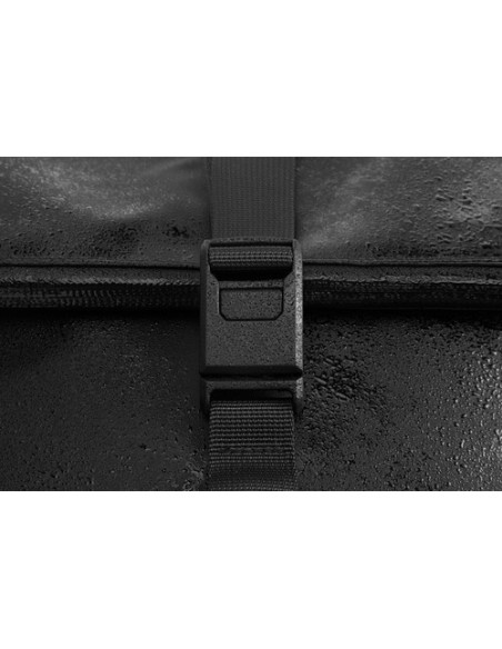 Mochila urbana resistente al agua con solapa